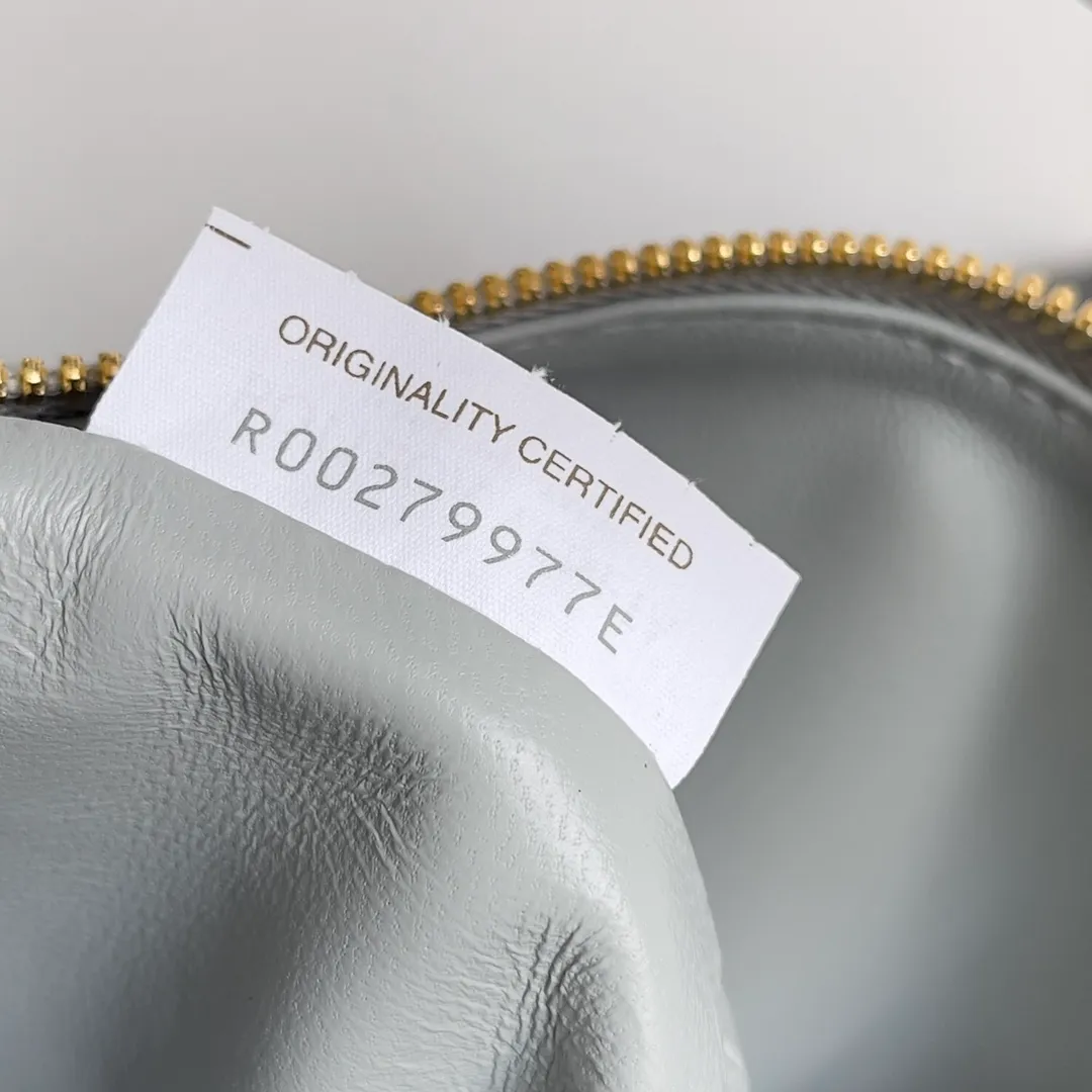 Batch 1360 It is predicted that BV Bottega’s lunch bag will be popular again this year. The entire bag is made of top nappa lambskin, which is very soft and lightweight. It also uses the intrecciato weaving process that the two founders spent several months developing from the beginning of the brand. It is completely hand-woven by Italian craftsmen. It perfectly reflects the craftsmanship of Bottega. The entire bag shape is also a very practical and popular lunch box bag type. The slightly curved arc of the bag mouth can also better fit our wrists. Style number: 754443 Size: 22*13*9